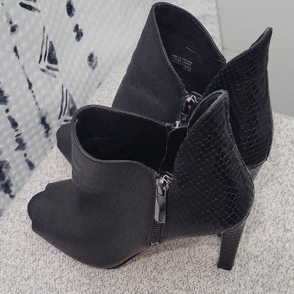 Michael Kors Elegant Black Peep-Toe Ankle Boots Size 8.5 - Picture 3 of 13